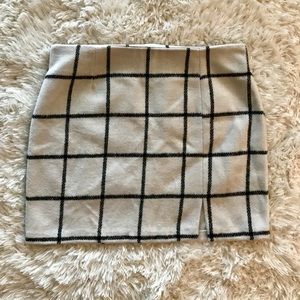 😍 White & Black Plaid Mini Skirt- Size Large